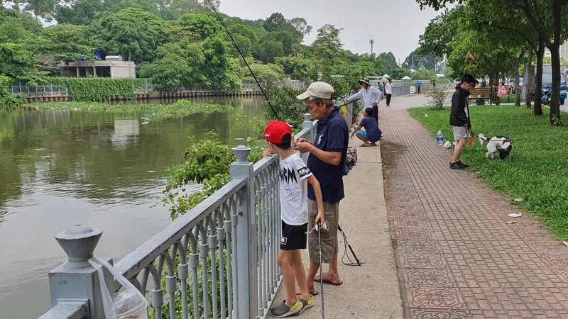 Nhiều người câu cá dọc tuyến bờ kè kênh Nhiêu Lộc - Thị Nghè