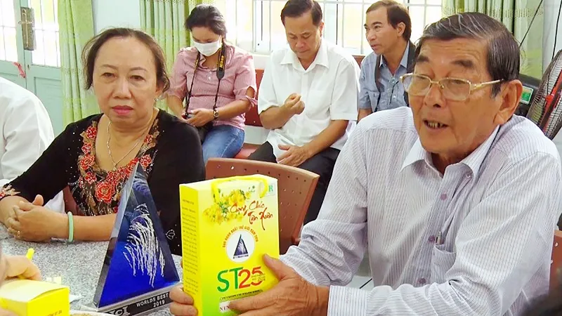 Kỹ sư Hồ Quang Cua giới thiệu gạo ST25. Ảnh: CAO PHONG