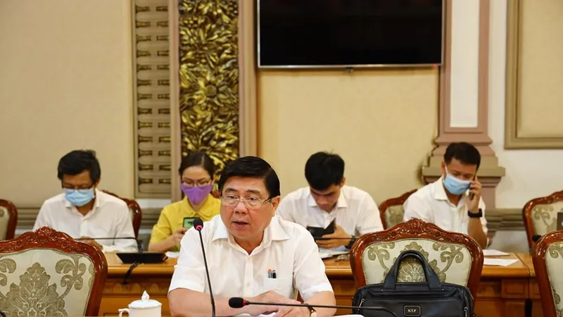 Chủ tịch UBND TPHCM Nguyễn Thành Phong chỉ đạo tại cuộc họp. Ảnh: KHANG MINH - TT Báo chí TPHCM