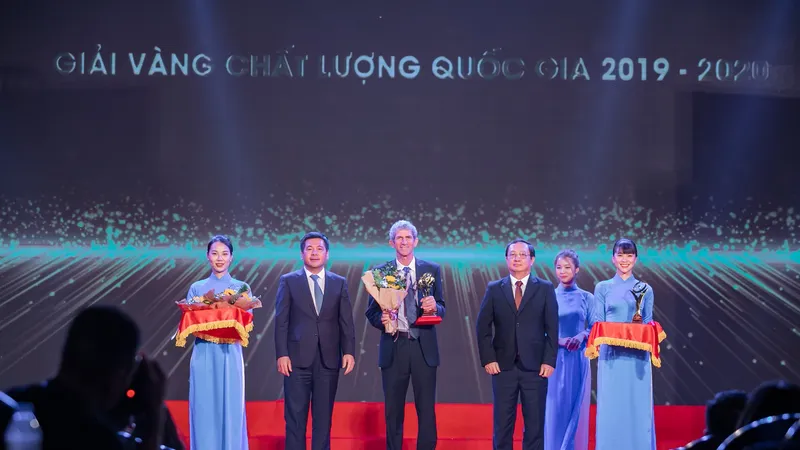 Ông Tal Cohen, Tổng Giám đốc Công ty CP Thực phẩm Sữa TH nhận giải Vàng Chất lượng quốc gia 2019-2020