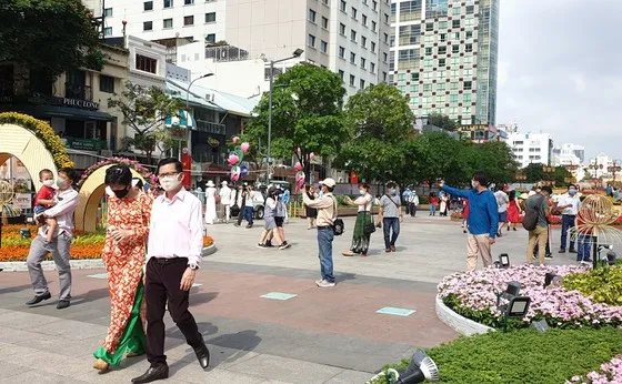 Du khách tại Phố đi bộ Nguyễn Huệ