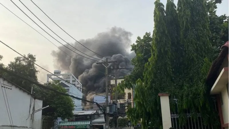 Ngọn lửa bùng cháy kèm khói đen bốc cao trong vụ hỏa hoạn làm 8 người chết ở quận 11, TPHCM. Ảnh: C.T.