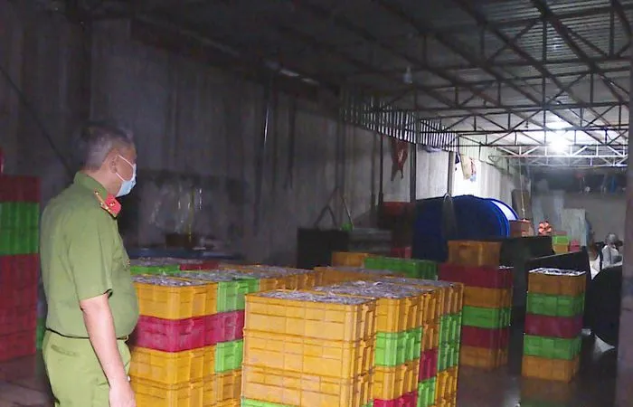 Lực lượng công an kiểm tra kho hàng của Công ty Hoàng Vương. Ảnh: Báo Bà Rịa - Vũng Tàu