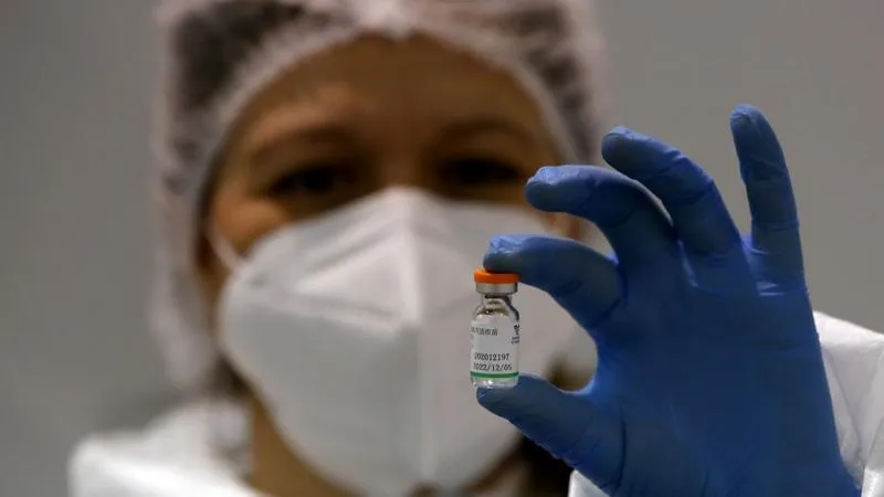 Một lọ vaccine Covid-19 của Sinopharm ở Belgrade, Serbia. Ảnh: AP