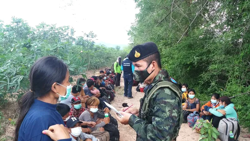 Cảnh sát Thái Lan kiểm tra người nhập cư từ Myanmar