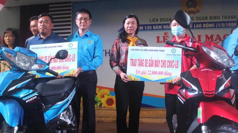 Người lao động nhận phương tiện đi lại do LĐLĐ quận Bình Thạnh trao tặng