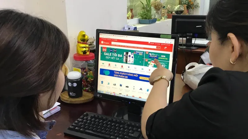 Người tiêu dùng mua sắm hàng hoá trên sàn thương mại điện tử. Ảnh: HOÀNG HÙNG