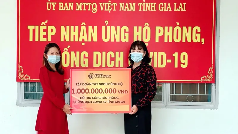 Đại diện T&T Group trao hỗ trợ cho đại diện Ủy ban MTTQ Việt Nam tỉnh Gia Lai