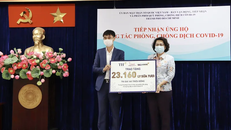 Chiều 3-6, Tập đoàn TH đã trao tặng những ly sữa tươi sạch góp sức chống dịch cùng TPHCM
