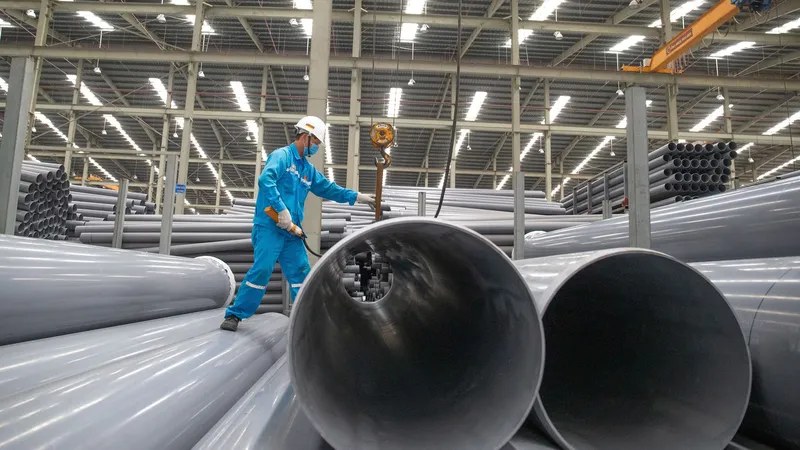 Công ty Nhựa Hoa Sen sản xuất ống nhựa chuyên dùng có đường kính lớn. Ảnh: HOÀNG HÙNG