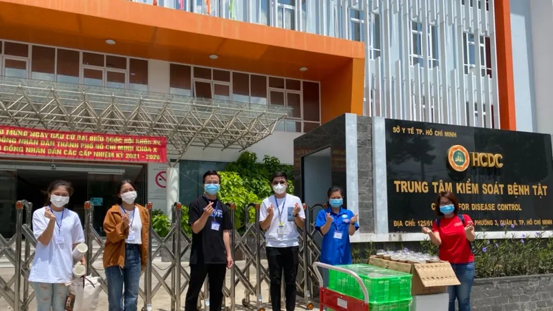 Đúng 11 giờ trưa và 5 giờ chiều, các "suất ăn tử tế" được mang đến HCDC cho các tình nguyện viên. Ảnh: Thành Đoàn TPHCM