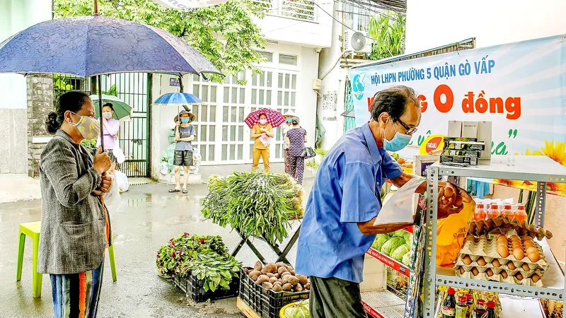 Người dân khu cách ly phường 5, quận Gò Vấp, TPHCM lần lượt vào kệ hàng 0 đồng lấy hàng hóa cần thiết trong ngày. Ảnh: HOÀNG HÙNG