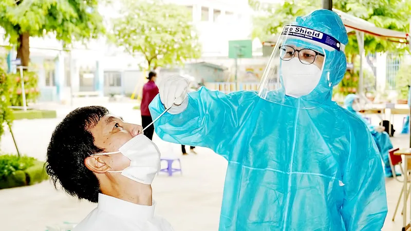Lấy mẫu test nhanh người dân quận Gò Vấp trong ngày 5-7