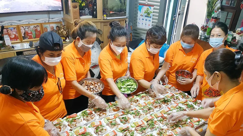 Hoa nghĩa tình nở trong mùa dịch