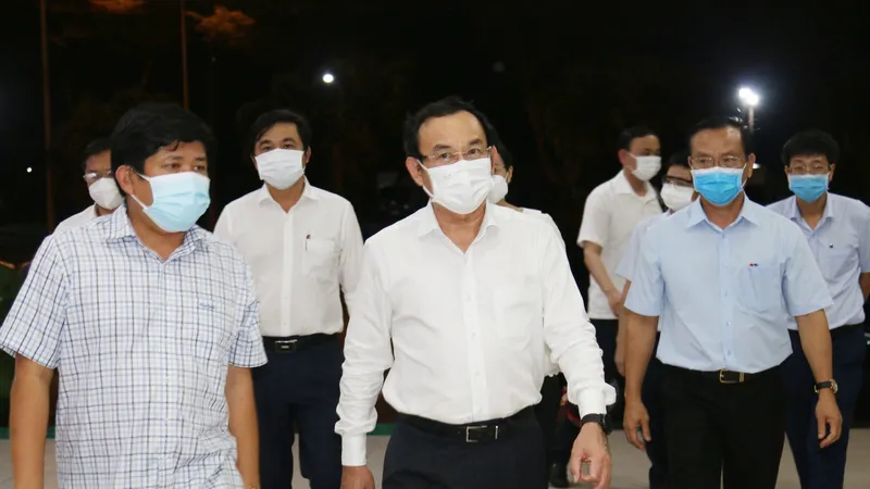 Bí thư Thành ủy TPHCM Nguyễn Văn Nên kiểm tra đột xuất công tác phòng chống dịch Covid-19 tại chợ đầu mối Bình Điền. Ảnh: VĂN MINH