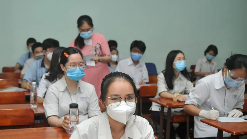 Thí sinh tại điểm thi Trường THPT chuyên Lê Hồng Phong trước giờ thi môn Ngữ văn. Ảnh: CAO THĂNG