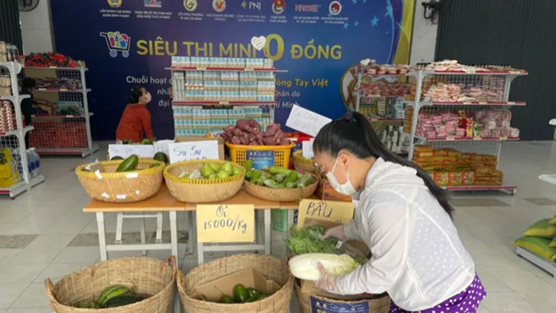 Người dân chọn các mặt hàng thiết yếu tại Siêu thị mini 0 đồng 