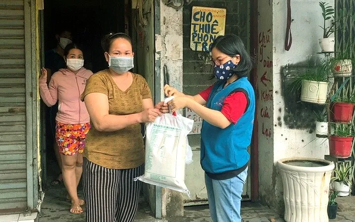 Những món quà thiết thực đến tay người nghèo ở đường Bùi Văn Ba (quận 7)