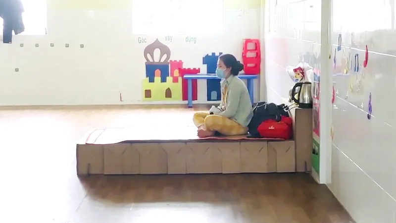 Những chiếc giường giấy được đưa vào khu cách ly tại Trường Mầm non Đỗ Quyên (phường Bình Hưng Hòa). Ảnh: HỒ LÊ