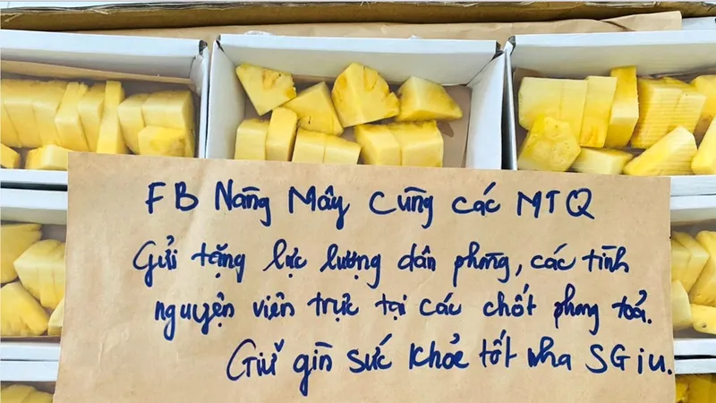 Lời đề tặng trên các túi quà do chị Kiều Thị Hồng Vân viết