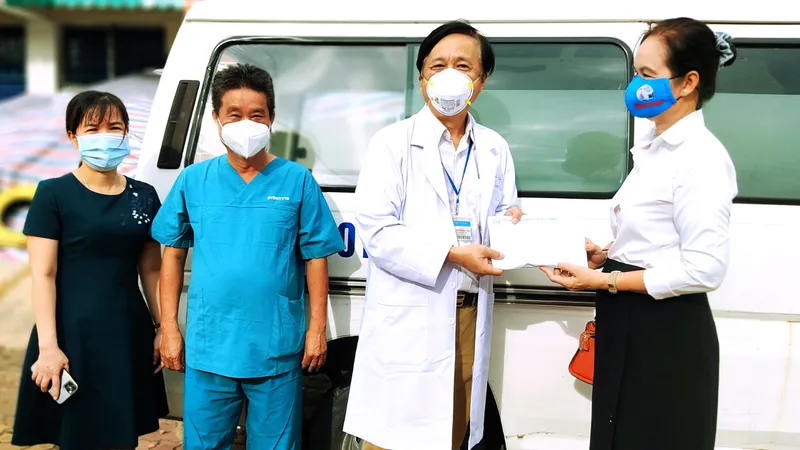 Nhà văn Bích Ngân trao tặng 100 triệu đồng cho đại diện của Bệnh viện Đa khoa khu vực Thủ Đức