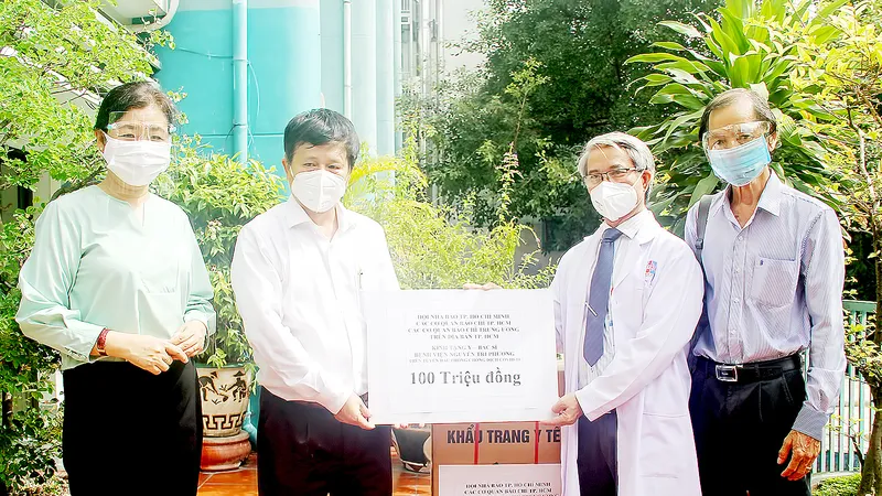 Thăm hỏi, tặng quà người dân gặp khó khăn