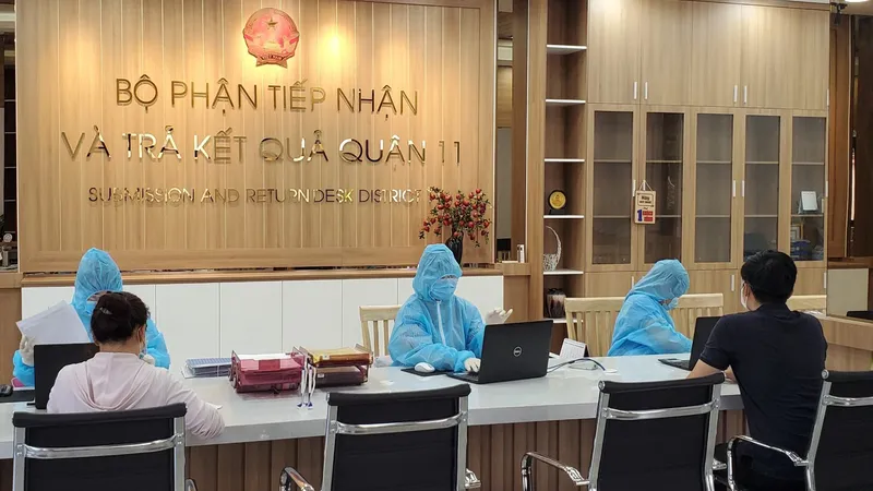 Công chức bộ phận tiếp nhận và trả kết quả của UBND quận 11, TPHCM giải quyết hồ sơ cho người dân