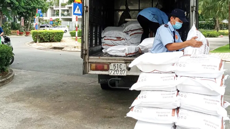 Phần quà từ những tấm lòng gửi đến bà con nghèo ở đường Bùi Văn Ba, quận 7