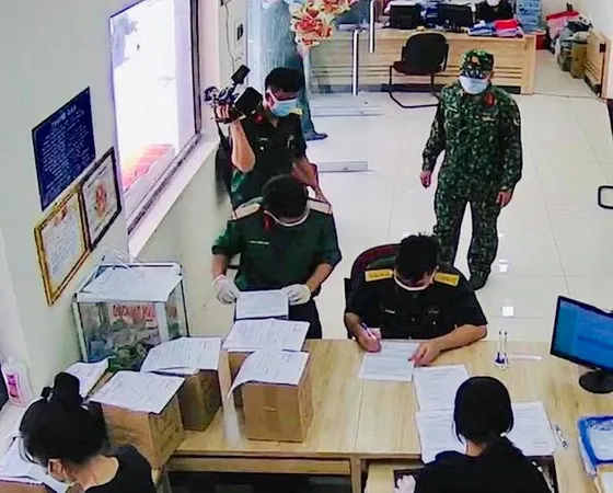Quân đội TPHCM làm thủ tục nhận hủ cốt tại Trung tâm hỏa táng Bình Hưng Hoà chiều 7-8. Ảnh: Bộ Tư lệnh TPHCM
