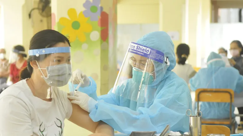 Tiêm vaccine Covid-19 tại Trường THCS Lê Quý Đôn, quận 11, TPHCM. Ảnh: CAO THĂNG