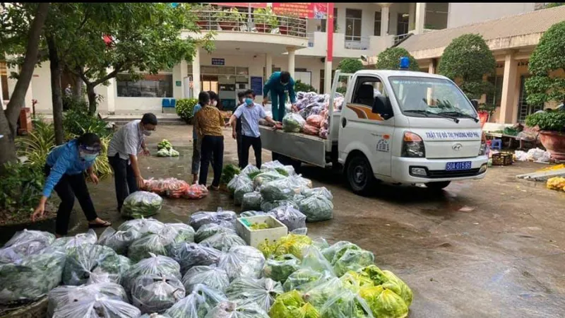 Trụ sở UBND phường Hiệp Phú thành nơi tập kết hàng hóa, cán bộ phường trực tiếp vận chuyển nhu yếu phẩm đến người dân. Ảnh: THU HƯỜNG