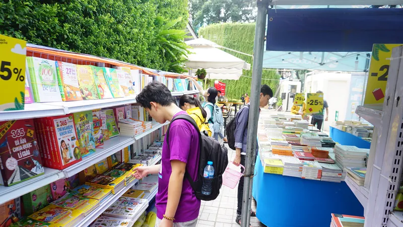 Sách cũng đang được các đơn vị xuất bản xem là mặt hàng thiết yếu với bạn đọc (Ảnh chụp trong những ngày chưa giãn cách xã hội) 
