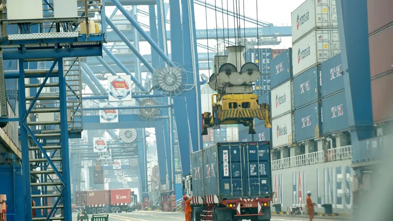 Container hàng hóa xuất khẩu đang được đưa lên tàu tại cảng Tân Cảng Hiệp Phước, huyện Nhà Bè, TPHCM. Ảnh: CAO THĂNG