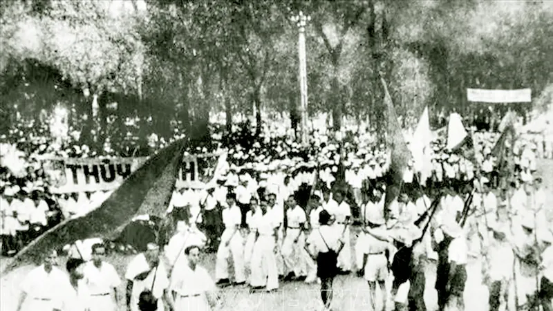 Nhân dân Sài Gòn biểu tình giành chính quyền ngày 25-8-1945. Ảnh: TƯ LIỆU
