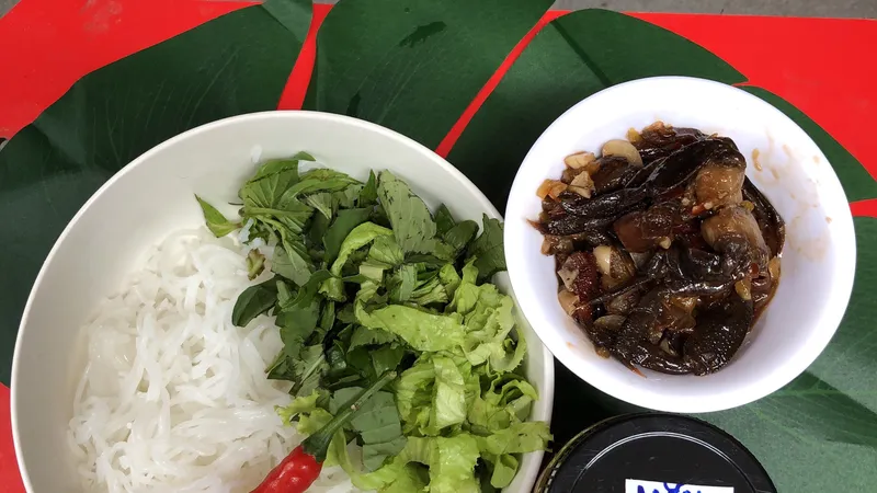 Mắm còng lột tự nhiên theo chu kỳ ngày càng ít đi. Nhưng thị trường vẫn nhiều thương hiệu bán mắm còng lột đầy dẫy. Phải chăng đó là mắm còng lột cưỡng bách? Trong ảnh là món bún mắm còng cổ điển. Ảnh: THU NGUYỄN