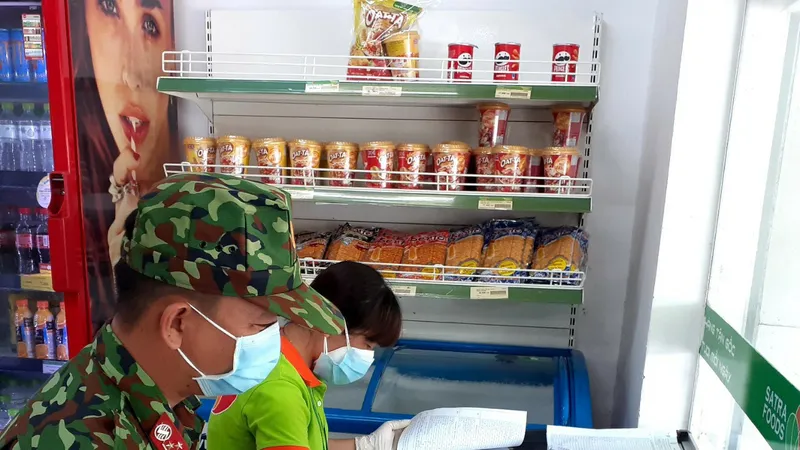 Lực lượng đi chợ hộ cùng nhân viên Satrafoods lọc các đơn hàng – chuẩn bị soạn hàng. Ảnh: SATRA