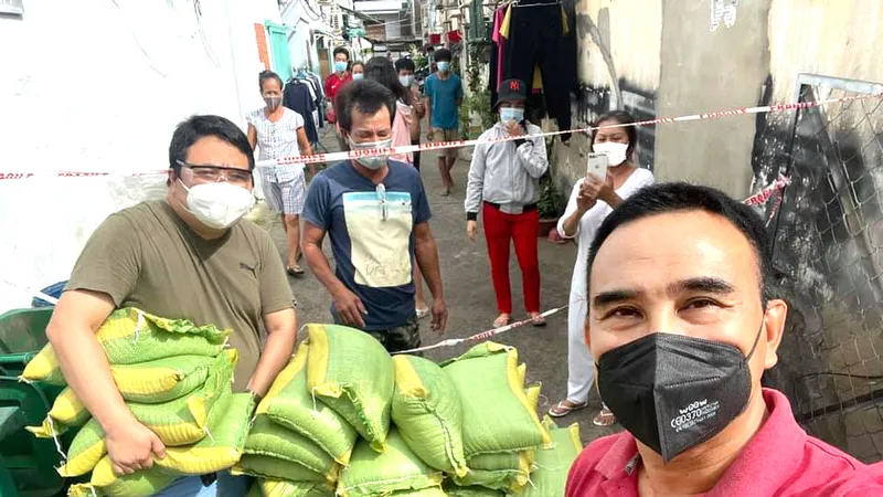 Quyền Linh trực tiếp đến trao quà cho người dân các khu cách ly, phong tỏa. Ảnh: FBNV