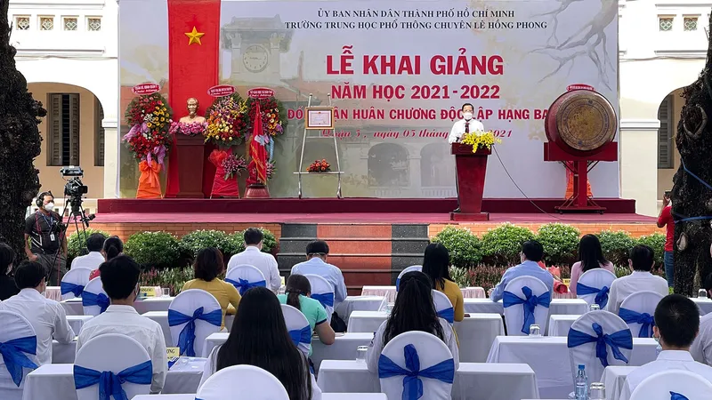 Quang cảnh lễ khai giảng năm học mới 2021-2022 tại Trường THPT chuyên Lê Hồng Phong. Ảnh: HOÀNG HÙNG
