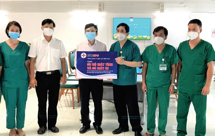 Ông Lê Xuân Thái - Chủ tịch Công đoàn EVNSPC (thứ ba từ trái sang) trao tặng 50 bộ máy tính và 50 máy in cho Bệnh viện Bạch Mai tại TPHCM