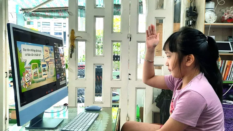 Học sinh lớp 1, Trường Tiểu học thực hành Đại học Sài Gòn (quận 3) học trực tuyến sáng 8-9