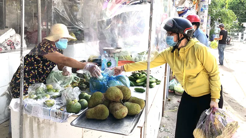 Lắp vách ngăn phòng chống dịch tại chợ Ngã Ba Bầu, huyện Hóc Môn. Ảnh: BÙI ANH TUẤN