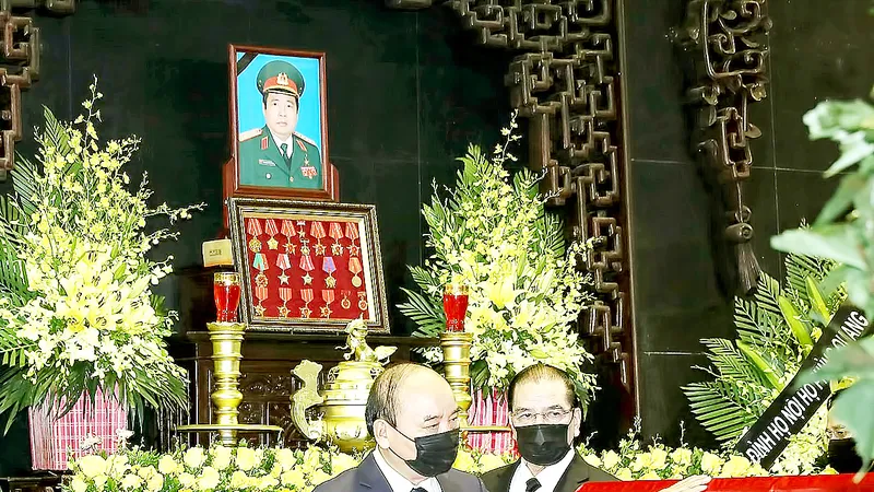 Đoàn các đồng chí lãnh đạo Đảng, Nhà nước do Chủ tịch nước Nguyễn Xuân Phúc dẫn đầu viếng Đại tướng Phùng Quang Thanh. Ảnh: TTXVN