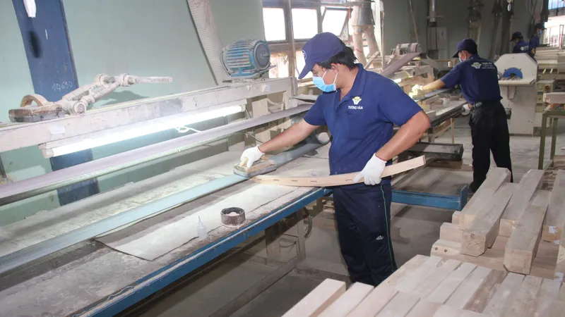 Sản xuất sản phẩm gỗ ở Công ty gỗ Tường Văn, thị xã Tân Uyên, Bình Dương