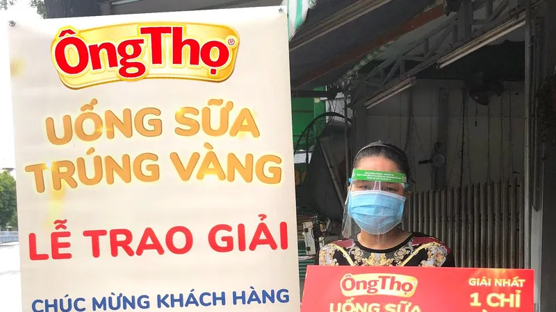 Khách hàng nhận giải thưởng khi mua sữa Ông Thọ