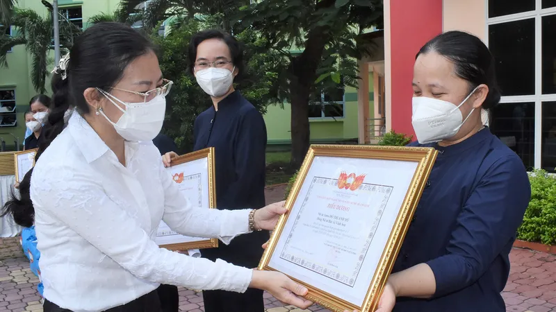 Phó Chủ tịch Ủy ban MTTQ Việt Nam TPHCM Phan Kiều Thanh Hương trao biểu dương và tặng quà các tình nguyện viên