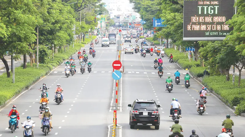 Nhiều người dân và phương tiện lưu thông trên đường Nguyễn Văn Cừ, quận 5, trưa 1-10. Ảnh: DŨNG PHƯƠNG