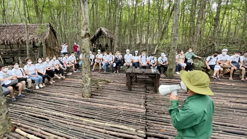 Lực lượng tuyến đầu phòng chống dịch Covid-19 tại TPHCM tham gia tour du lịch “Cần Giờ - Thiên nhiên tươi đẹp”. Ảnh: HOÀNG HÙNG