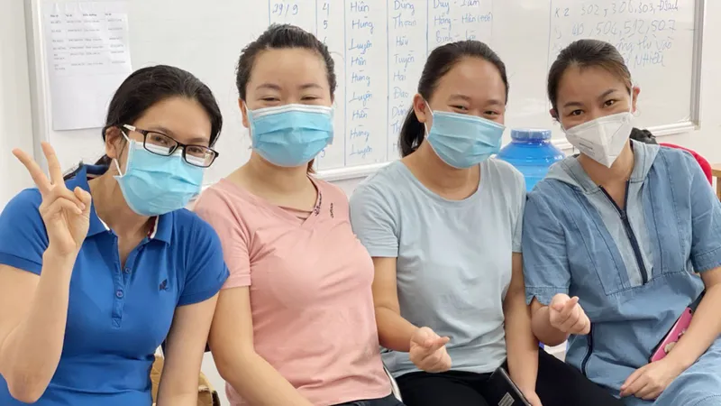 Các y bác sĩ Thái Nguyên quyến luyến lúc chia tay
