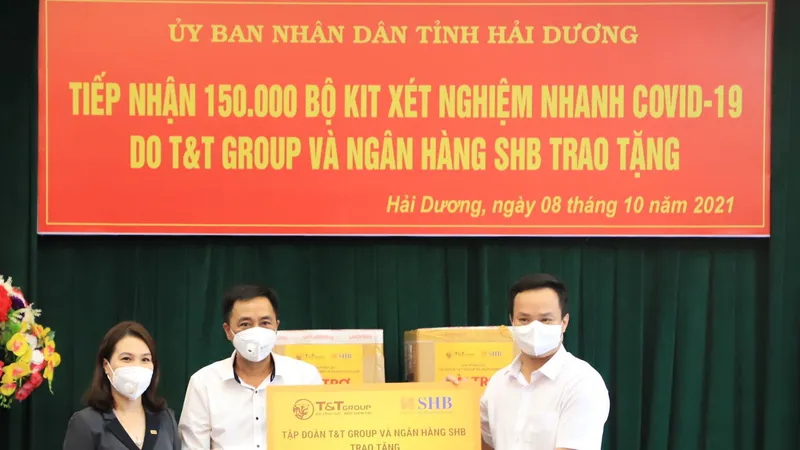 Đại diện Tập đoàn T&T Group và Ngân hàng SHB trao tặng 150.000 bộ kit xét nghiệm test nhanh Covid-19 cho lãnh đạo tỉnh Hải Dương