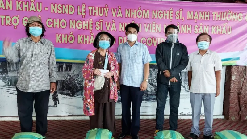 Hỗ trợ nghệ sĩ, công nhân sân khấu, người lao động nghệ thuật gặp khó khăn vì dịch Covid-19. Ảnh: phunuonline